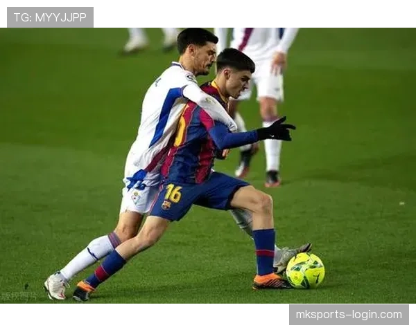 巴萨进攻体系过度依赖边路，战术结构失衡对整体进攻效率造成影响